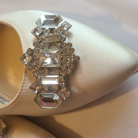 Nine West Women's Trulove2 Pump, White Satin, Size 5.5 M - Picture 6 of 10